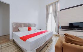 Reddoorz Premium Near Stasiun Lenteng Agung